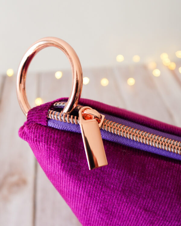 Pochette à encours zippée en velours côtelé, coloris Bougainvilliers, détail du zip et de l'anneau en option