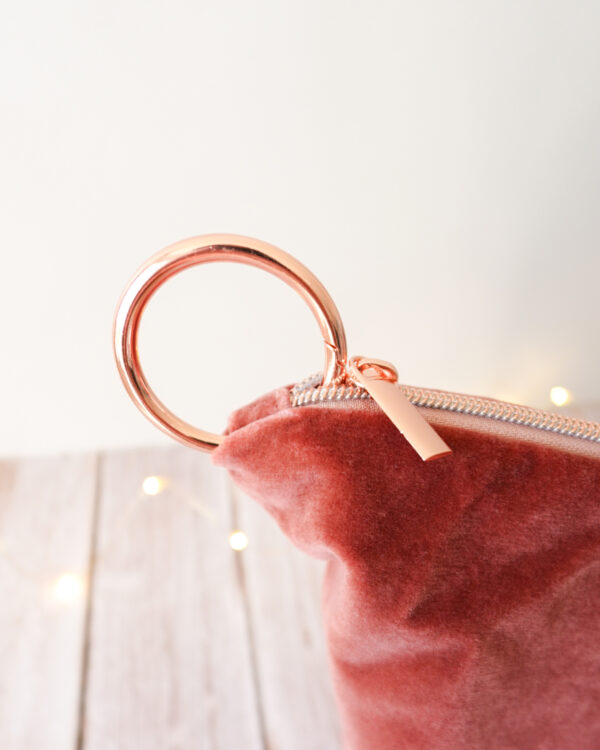 Pochette à encours zippée en velours, coloris Vieux rose, détail du zip et de l'anneau en option