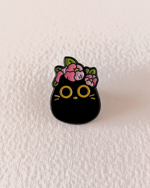 Pin's en métal Gros chat fleurs – Image 2