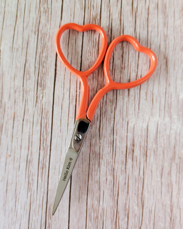 Ciseaux coeur orange Hello Kim