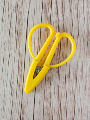 Ciseaux mini avec capuchon jaune