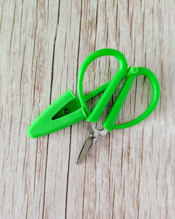 Ciseaux mini avec capuchon vert