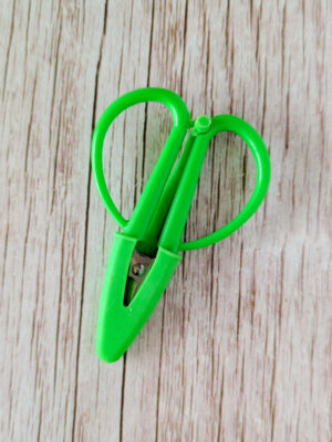 Ciseaux mini avec capuchon vert