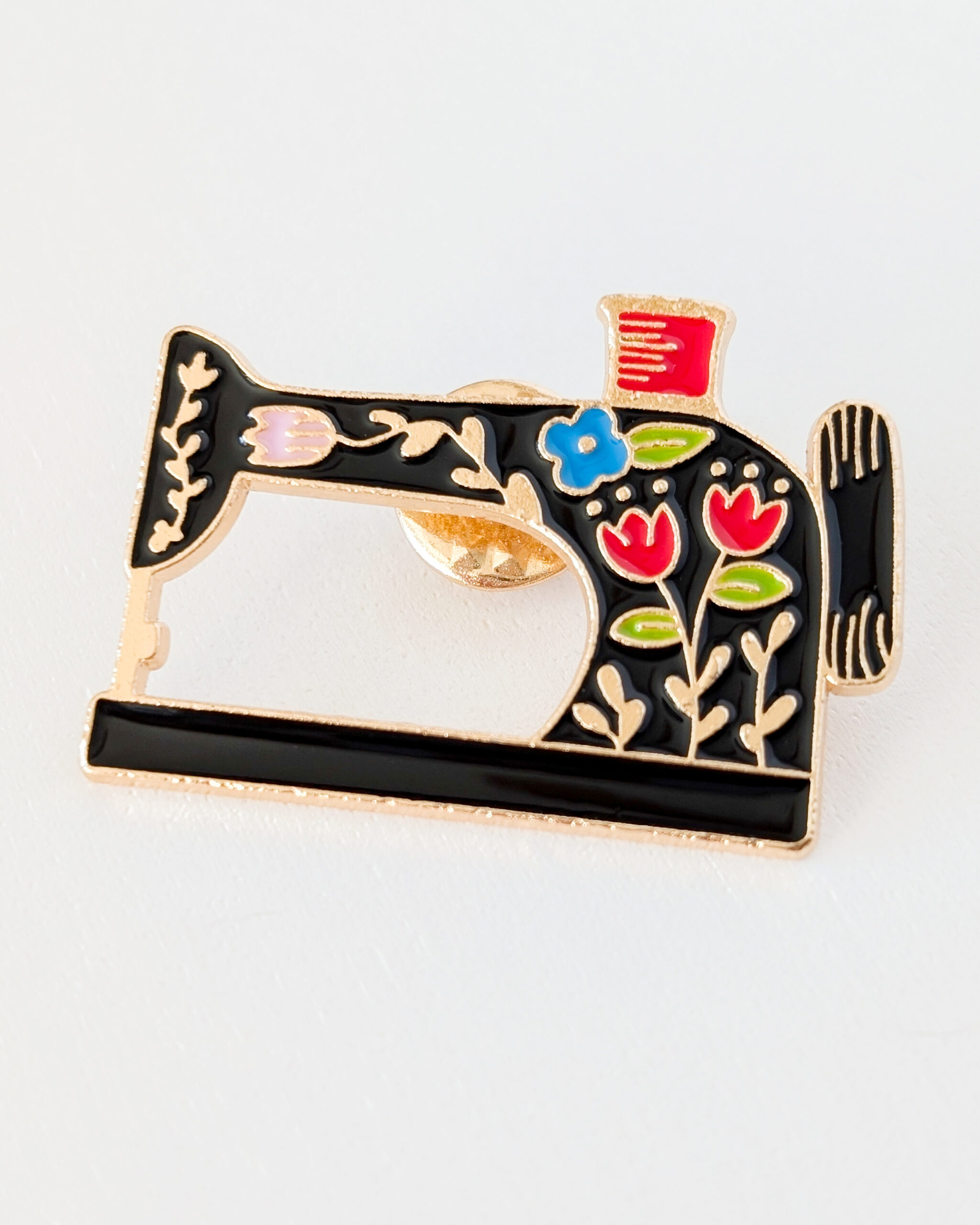 Pin's Machine à coudre noire vintage